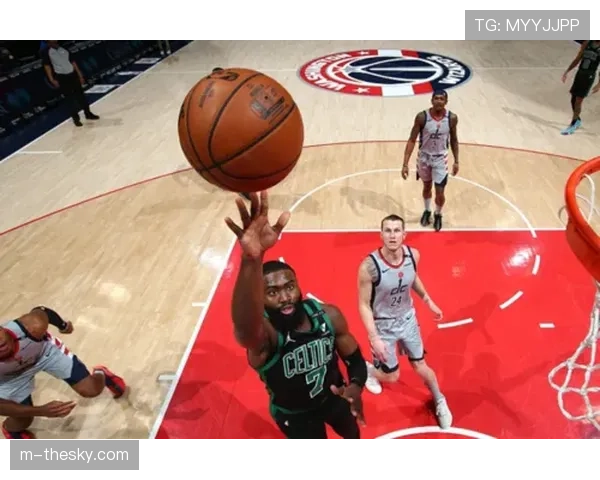 特写镜头：王牌主帅在对手追分阶段请求暂停时的冷静布署